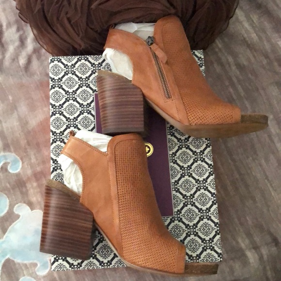 Isola Iliana Size 9.5 Luggage color BEAUTIFUL🌸BNT - Picture 5 of 6